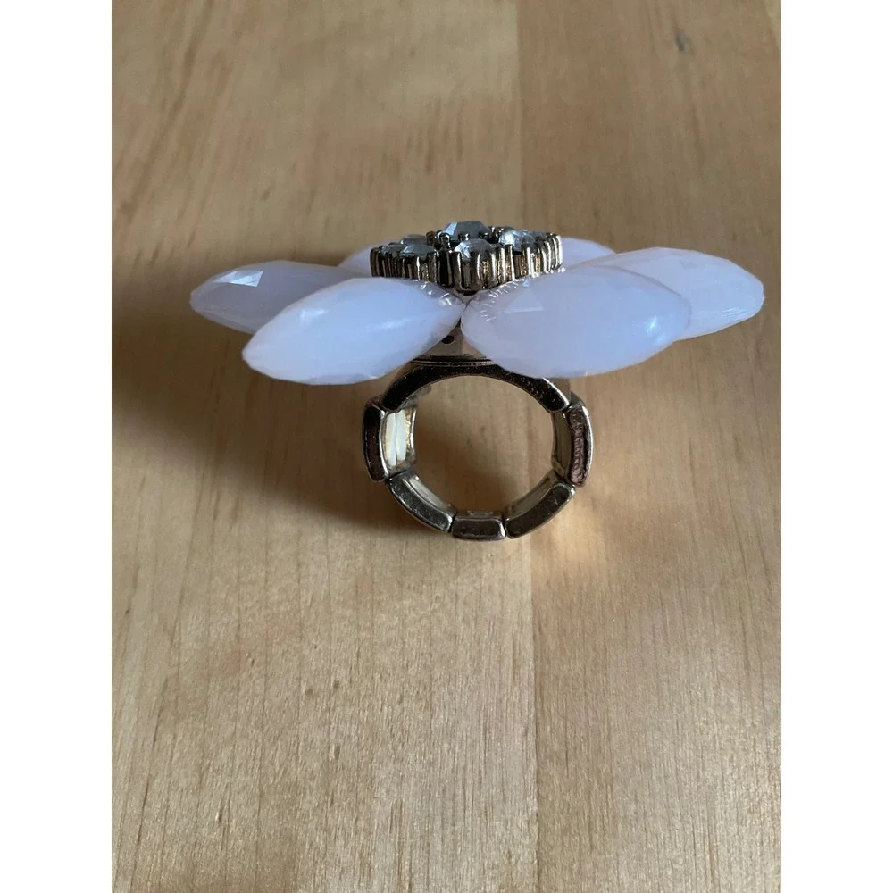 White Daisy Flower Stretch Statement Ring Rhinestone Center Silver Tone